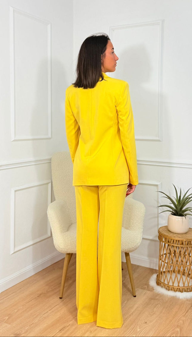 Tailleur sartoriale con giacca scollata e pantaloni a zampa Cristina Effe Giallo