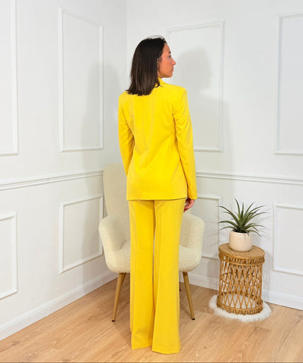 Tailleur sartoriale con giacca scollata e pantaloni a zampa Cristina Effe Giallo