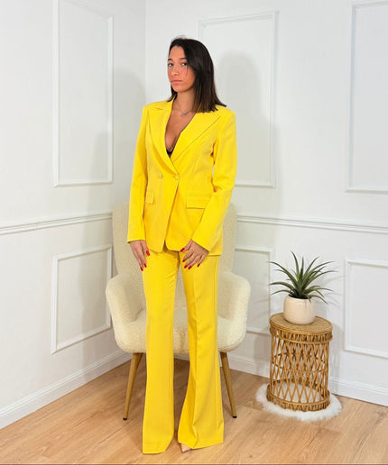 Tailleur sartoriale con giacca scollata e pantaloni a zampa Cristina Effe Giallo
