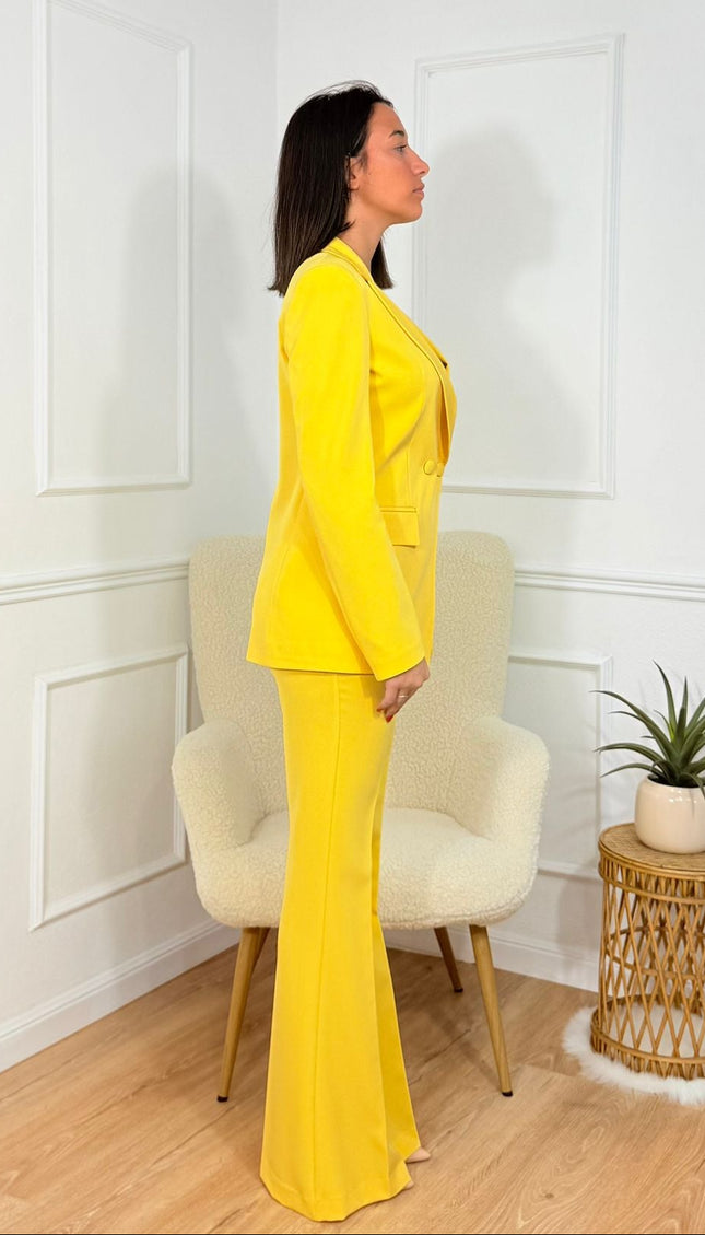 Tailleur sartoriale con giacca scollata e pantaloni a zampa Cristina Effe Giallo