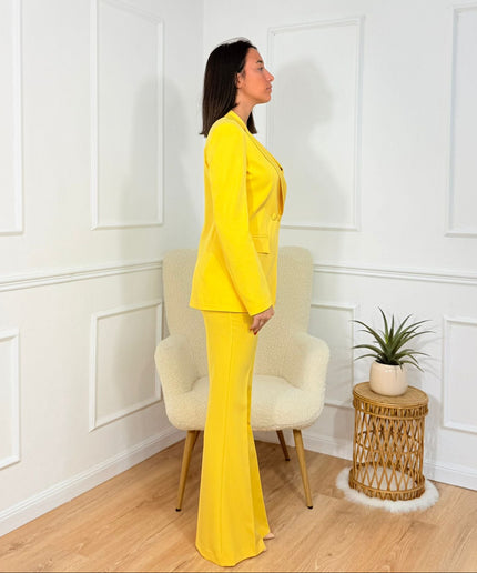Tailleur sartoriale con giacca scollata e pantaloni a zampa Cristina Effe Giallo