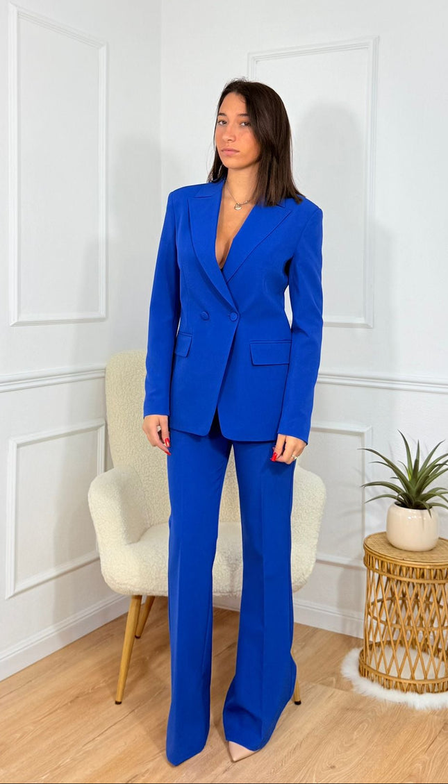 Tailleur sartoriale con giacca scollata e pantaloni a zampa Cristina Effe Blu