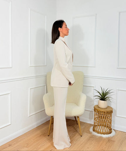 Tailleur sartoriale con giacca scollata e pantaloni a zampa Cristina Effe Panna
