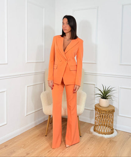 Tailleur sartoriale con giacca scollata e pantaloni a zampa Cristina Effe Arancione