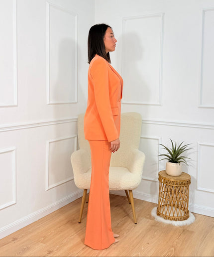 Tailleur sartoriale con giacca scollata e pantaloni a zampa Cristina Effe Arancione
