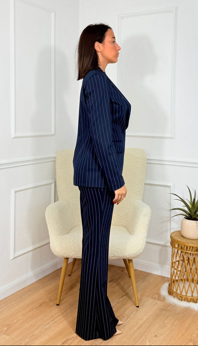 Tailleur sartoriale con giacca scollata e pantaloni a zampa Cristina Effe Blu gessato