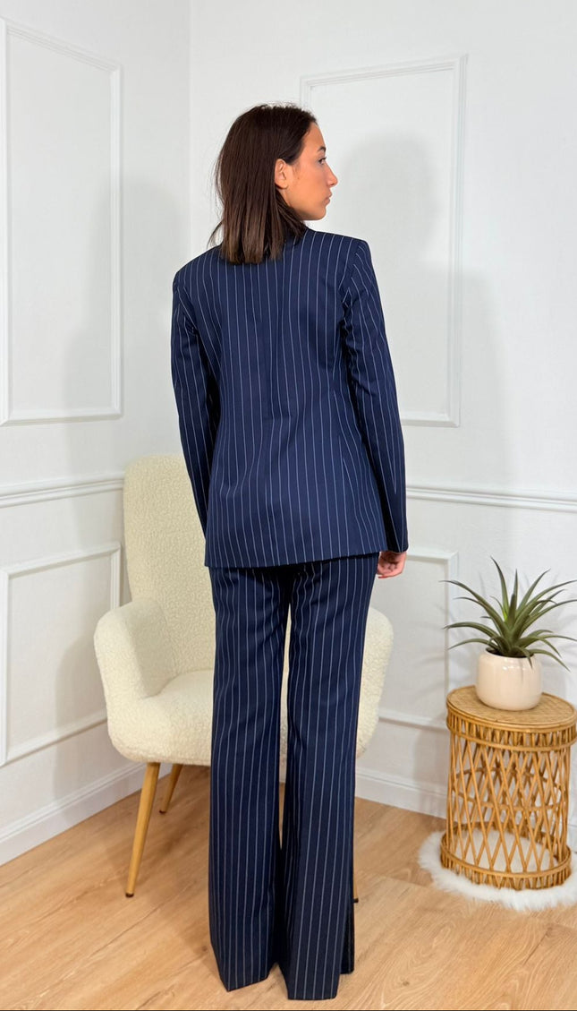 Tailleur sartoriale con giacca scollata e pantaloni a zampa Cristina Effe Blu gessato