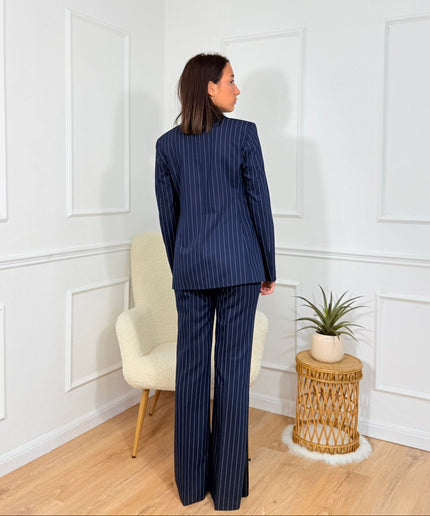 Tailleur sartoriale con giacca scollata e pantaloni a zampa Cristina Effe Blu gessato