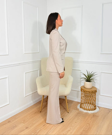 Tailleur sartoriale con giacca scollata e pantaloni a zampa Cristina Effe Fango