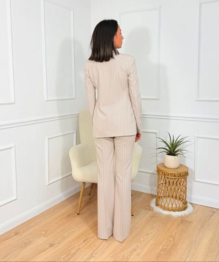 Tailleur sartoriale con giacca scollata e pantaloni a zampa Cristina Effe Fango