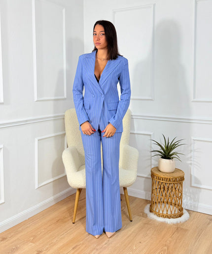 Tailleur sartoriale con giacca scollata e pantaloni a zampa Cristina Effe Celeste gessato