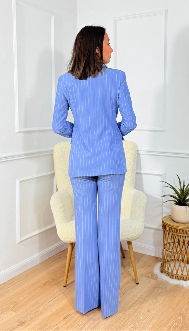 Tailleur sartoriale con giacca scollata e pantaloni a zampa Cristina Effe Celeste gessato