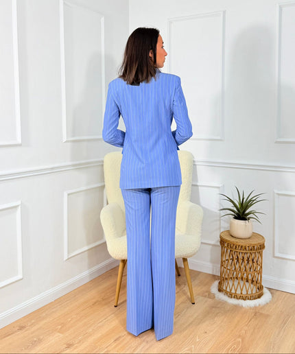 Tailleur sartoriale con giacca scollata e pantaloni a zampa Cristina Effe Celeste gessato