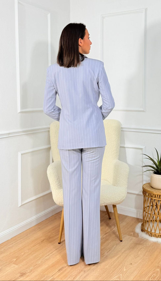 Tailleur sartoriale con giacca scollata e pantaloni a zampa Cristina Effe Grigio gessato