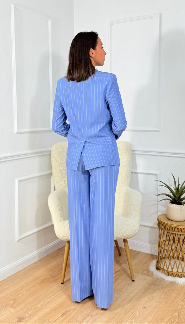 Tailleur sartoriale con giacca scollata e pantaloni a zampa Tona Risci Celeste gessato