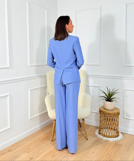 Tailleur sartoriale con giacca scollata e pantaloni a zampa Tona Risci Celeste gessato