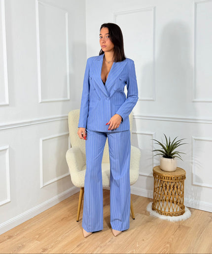 Tailleur sartoriale con giacca scollata e pantaloni a zampa Tona Risci Celeste gessato