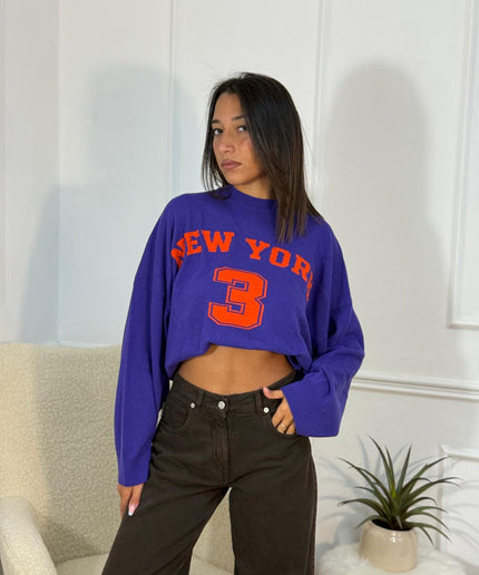 Crop top in maglia blu elettrico con scritta New York 3 in arancio, vestibilità oversize