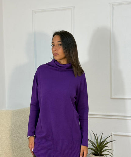 Maglione dolcevita lungo oversize viola elettrico con spacchi laterali e bordo a coste