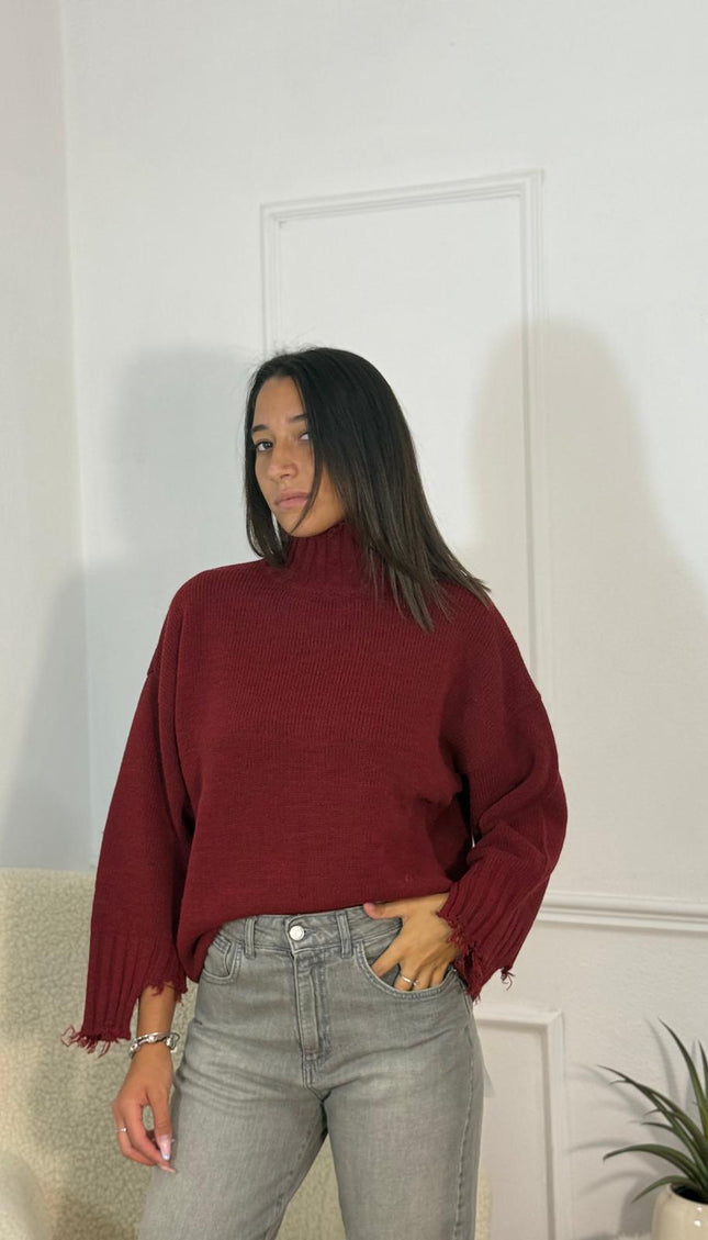 Maglione collo alto bordeaux oversize con orlo sfrangiato sul fondo e sui polsini