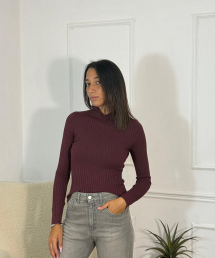 Maglione Aderente a Coste con Collo Semi-Alto – Prugna