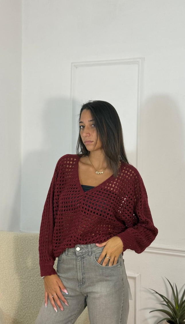 Maglione oversize bordeaux a maglia traforata crochet con scollo a V profondo e maniche a pipistrello