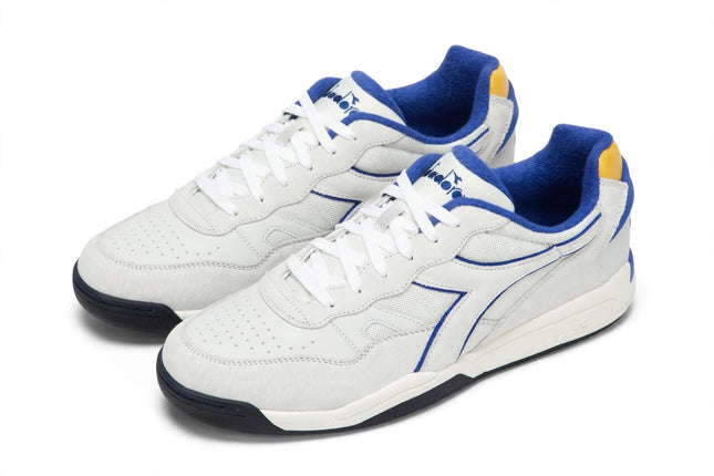 Sneaker Diadora Bianca con Profili Blu e Dettaglio Giallo