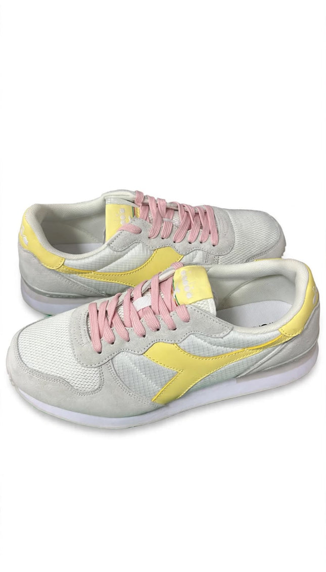 Sneakers Diadora grigie con dettagli gialli e lacci rosa
