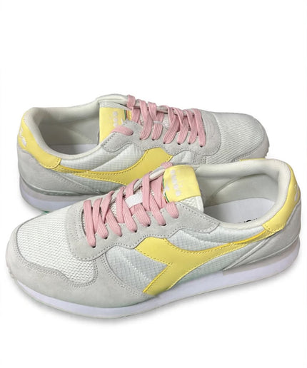 Sneakers Diadora grigie con dettagli gialli e lacci rosa