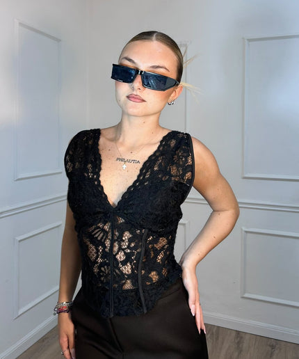 Top nero in pizzo floreale con scollo a V Tensione In
