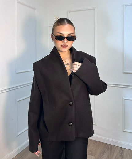Cappotto corto marrone scuro con collo alto Tensione In