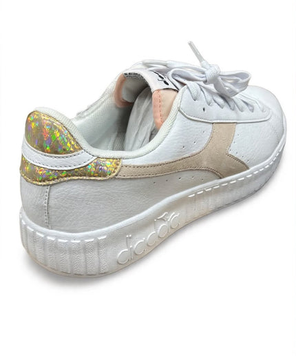 Sneakers Diadora bianche con dettagli dorati iridescenti