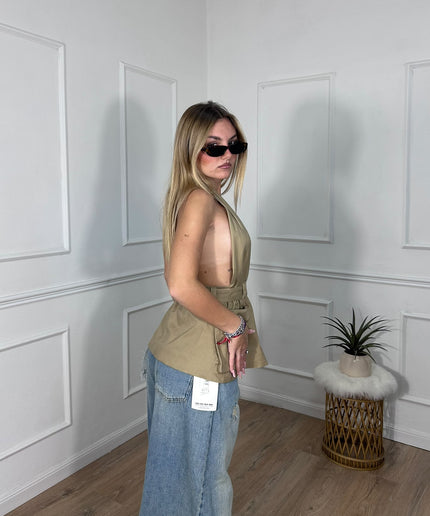 Top beige con scollo profondo, cintura e tasche Haveone