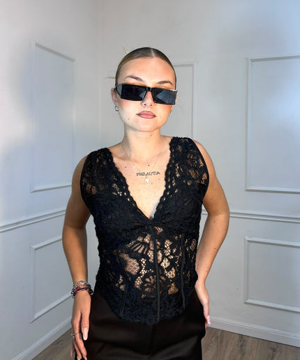 Top nero in pizzo floreale con scollo a V Tensione In