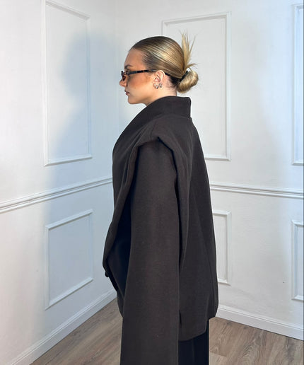 Cappotto corto marrone scuro con collo alto Tensione In
