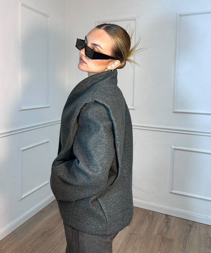 Cappotto corto grigio mélange con spalle strutturate Tensione In