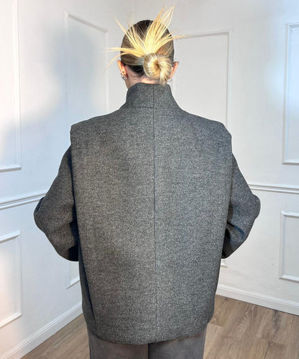 Cappotto corto grigio mélange con spalle strutturate Tensione In